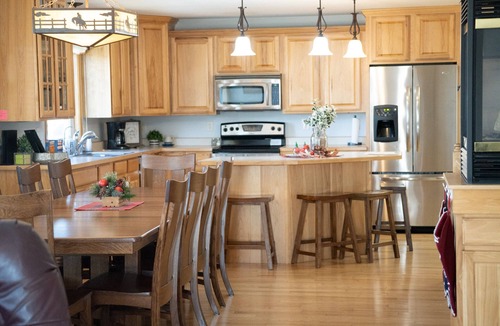 Starbuck House | Experience Starbuck charm in our spacious 5-bedroom retreat