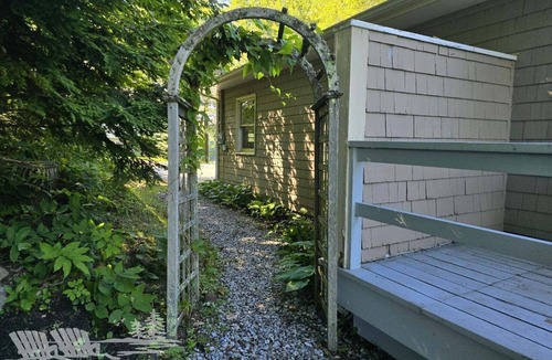 Damariscotta House | Experience stunning views at Bestview, a spacious 3-bedroom house in Damariscotta, ME.