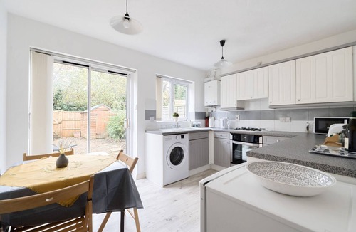 Walton-on-Thames House | Experience Surrey 2Bed Home in Walton with Parking - Pass the Keys