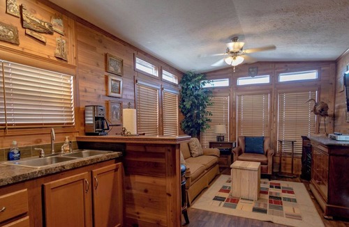 Braithwaite Cabin | Experience the bayou in the heart of Louisiana marsh -- 30 min to New Orleans!