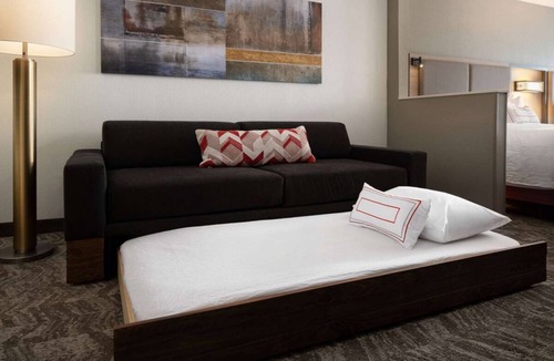 Renton Hotel | Experience the Beautiful PNW! Pets Allowed, Indoor Pool, Near Seattle Aquarium