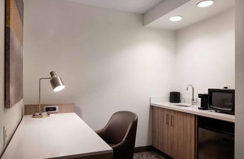 Renton Hotel | Experience the Beautiful PNW! Pets Allowed, Indoor Pool, Near Seattle Aquarium