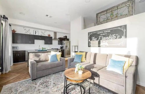 Edgehill Condo | Experience the best of Nashville from this stunning downtown condo, just 1.2 miles from Broadway’s live music, restaurants, and nightlife. Featuring a resort-style pool, and secure garage parking.