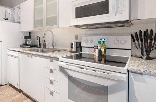Downtown Cincinnati Condo | Experience the Best of Downtown Living - Amazing Amenities & Pool Access 503
