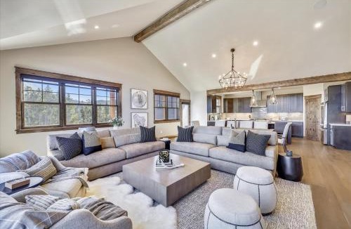 Baldy Mountain House | Experience the charm of Cocoa Cabin, a spacious retreat with stunning views & luxurious amenities