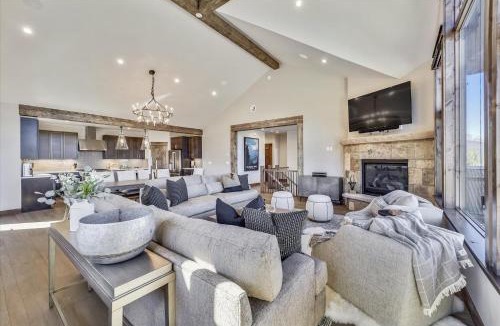 Baldy Mountain House | Experience the charm of Cocoa Cabin, a spacious retreat with stunning views & luxurious amenities