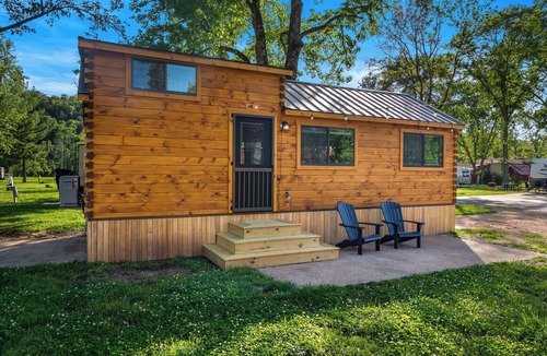 Branson Cabin | Experience the timeless charm of the Pinecrest Cabin, a delightful twist on the classic cabin style. Step inside and be greeted by the warm and rustic log cabin ambiance that will transport you to the heart of Branson, MO.
