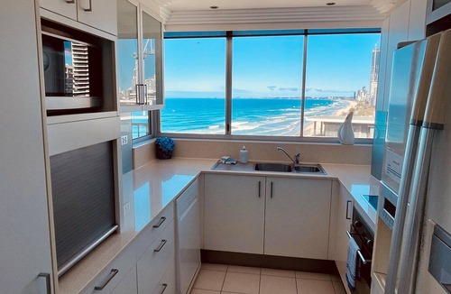 Main Beach Apartment | "Experience the Ultimate Beachfront Getaway ! Breathtaking Views!"