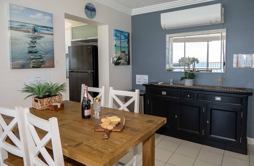 Main Beach Apartment | "Experience the Ultimate Beachfront Getaway ! Breathtaking Views!"