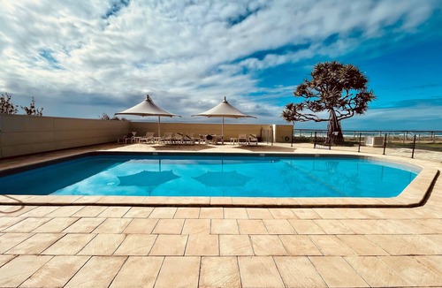 Main Beach Apartment | "Experience the Ultimate Beachfront Getaway ! Breathtaking Views!"