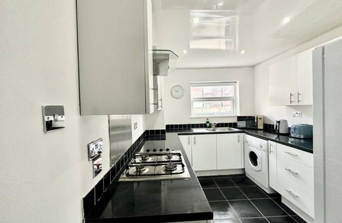 Liverpool House | Experience the ultimate relaxation in this charming 3 bedroom in L8 area