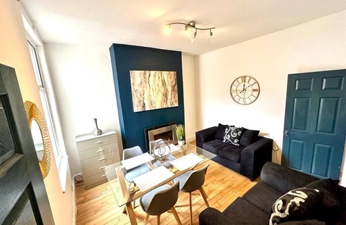 Liverpool House | Experience the ultimate relaxation in this charming 3 bedroom in L8 area