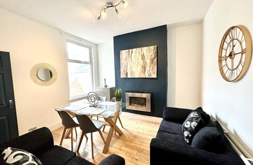 Liverpool House | Experience the ultimate relaxation in this charming 3 bedroom in L8 area
