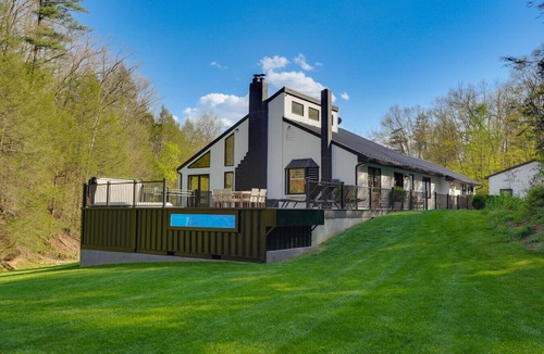 Duncannon Cabin | Experience the views from the hot tub or stargaze on the deck. Play games, relax around the fire pit, and make memories to last a lifetime!