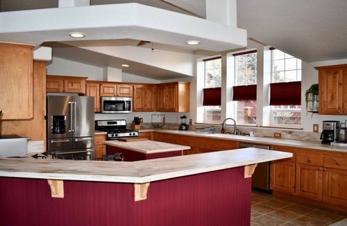 Gardiner House | Experience Yellowstone Year-Round: Ample Space for Large Groups to Enjoy Views!