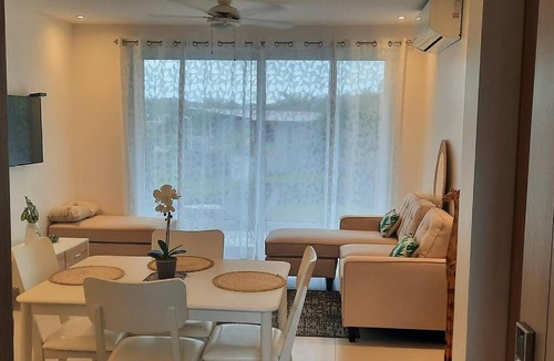 Jaco Apartment | Experimente místico en este apartamento increíble con vista al lago