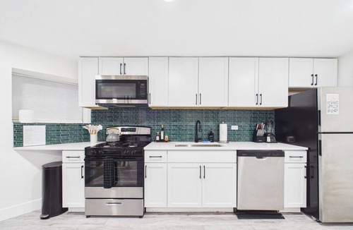 Wrigleyville Apartment | Expertly designed 2BR Art Deco sanctuary.