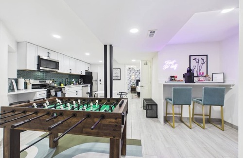 Wrigleyville Apartment | Expertly designed 5BR Art Deco duplex with garage.