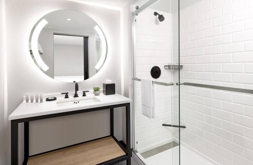 Brookline Hotel | Explore and Unwind in a Beacon Street! Close to Coolidge Corner Theatre