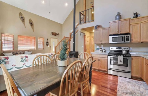 Sierra Cedars Cabin | Explore and Unwind! Large Deck & EV Charger