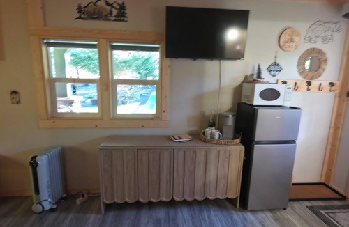 Randle Cabin | Explore by Day, Unwind by Night - Couples Cabin Near Trails, Creeks & Wildlife