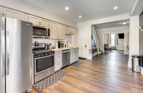 Stroudsburg House | Explore Dtwn Stroudsburg! Townhome 9 Mi to Skiing