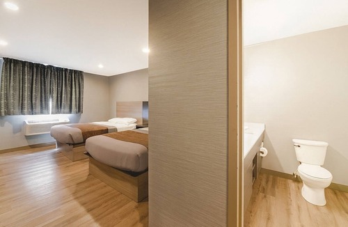 Foxboro Hotel | Explore Foxboro! Close to Hall At Patriot Place, Enjoy FREE Breakfast!