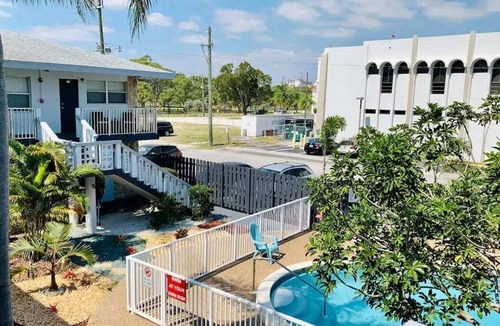 Victoria Park Apartment | Explore Ft Lauderdale|Wi-Fi| Smart TV |Pool Onsite