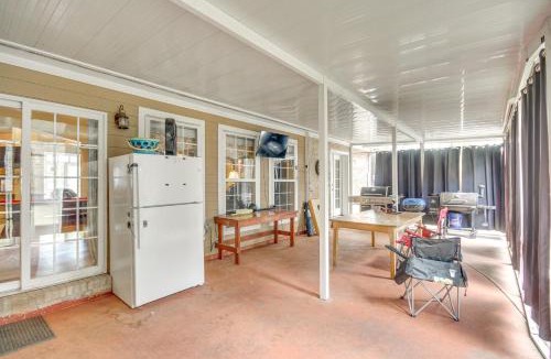 Long Beach House | Explore Gulf Coast & Beyond! Home w/Yard & Games