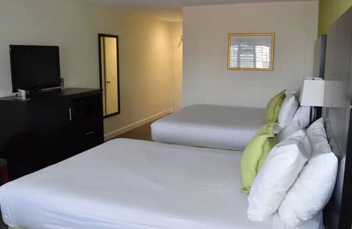 Old Town House | Explore Harbor Island! 2 Family-friendly Units w/ Free Breakfast, Great Location