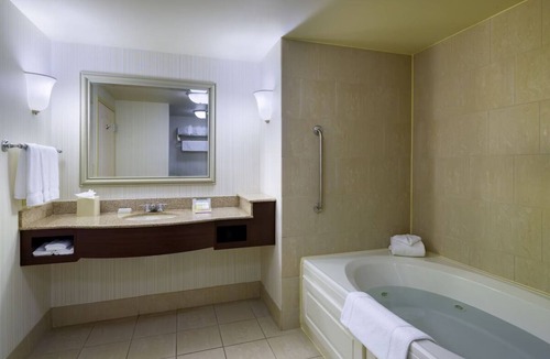 Silver Lane Hotel | Explore Hartford: Cozy Stay with Free Parking & Easy Access to Attractions