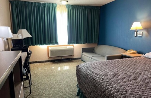 Marysville Hotel | Explore Marysville Country Club & Downtown Easily | King Bed with Sofa Room