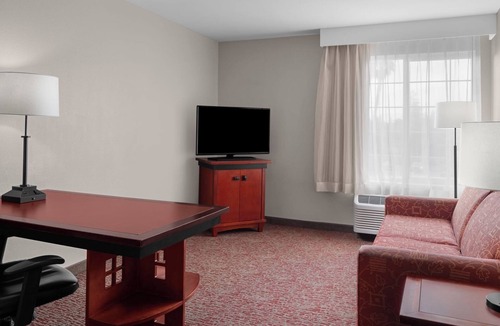 Renton Hotel | Explore Museum of Flight Nearby! Unit with Full Kitchen, Pet-friendly!