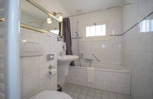 Apeldoorn Hotel | Explore Nature Trails with Free Parking and Bike Rentals Near Julianatoren