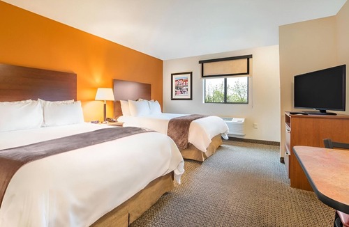 Wixom Hotel | Explore Nearby Parks from 2 Rooms with Full Kitchen Near Lyon Oaks County Park