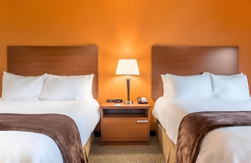 Wixom Hotel | Explore Nearby Parks from 2 Rooms with Full Kitchen Near Lyon Oaks County Park