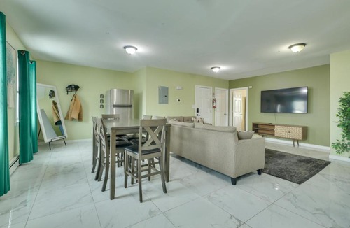 South Side Apartment | Explore NYC, Parks & Beaches! Top-Floor Apt