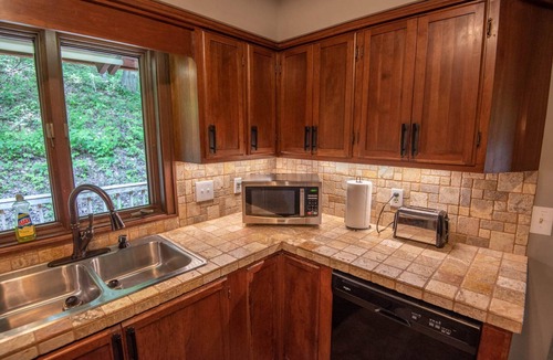 Grassy Creek Cottage | Explore on 13 Acres of Private Land | Black Dog | Bring Your Pups