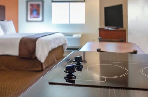 Grand Forks Hotel | Explore & Relax! 3 Queen Bed + Recliners Perfect for Family, Friends & Games