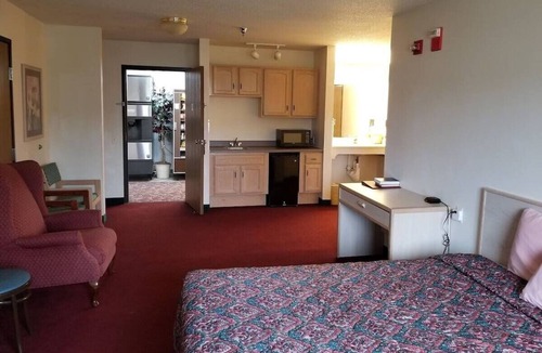 Dell Rapids Hotel | Explore & Relax | Breakfast Included | Sioux River & City Attractions Access