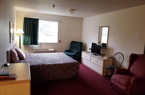Dell Rapids Hotel | Explore & Relax | Breakfast Included | Sioux River & City Attractions Access