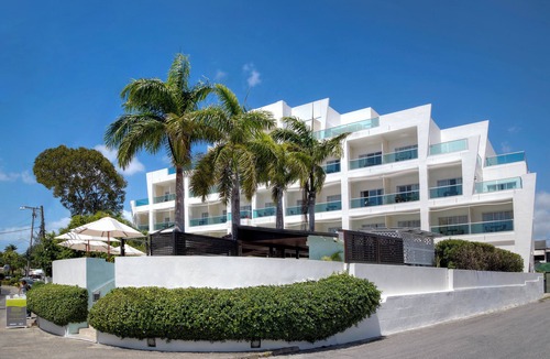 Blue Waters Hotel | Explore Rockley Beach! Free Breakfast, Wi-Fi and Beach Sunbeds, Swimming Pool!