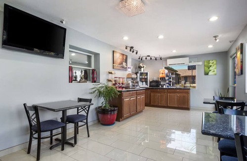 Salem Hotel | Explore Salem with 3 Relaxing Double Rooms, Free Breakfast and Parking Included!
