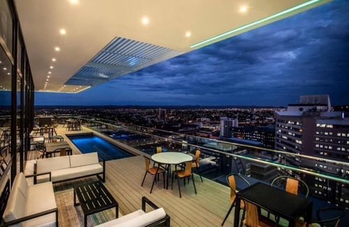 Windhoek Central Apartment | Explore Stunning Views In Namibia: Rooftop Pool, Free Parking! Near to Zoo Park!