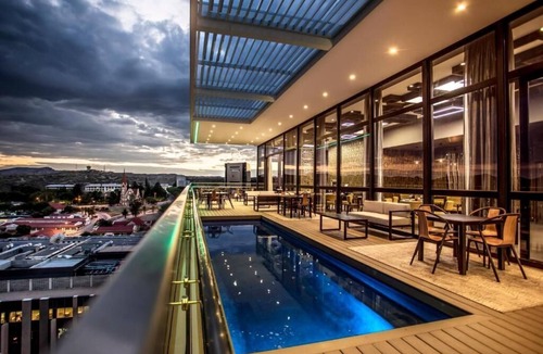 Windhoek Central Apartment | Explore Stunning Views In Namibia: Rooftop Pool, Free Parking! Near to Zoo Park!