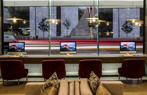 Windhoek Central Apartment | Explore Stunning Views In Namibia: Rooftop Pool, Free Parking! Near to Zoo Park!