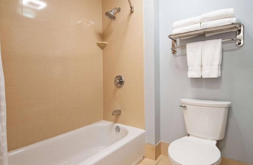 Blaine House | Explore the Outdoors, 4 Modern Units, Short Drive to Oglebay, Wheeling Park
