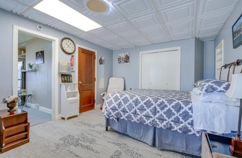 Kalamazoo Apartment | Explore WMU, Dtwn & Breweries! Couple’s Retreat