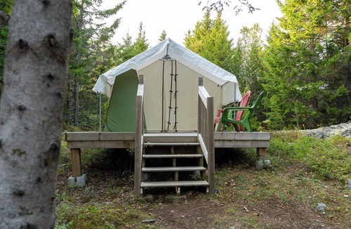 Saint Patrick RV Rental | Explorer Glamping Tent! Forest Retreat & Hot Tubs!