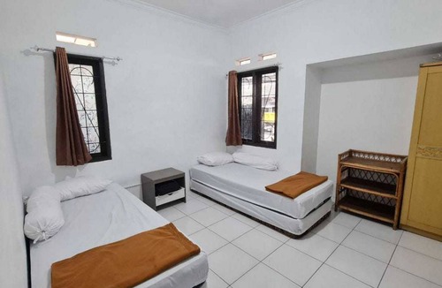 Bandung Hotel | EXPRESS O 92035 Rumah Singgah 8b Syariah